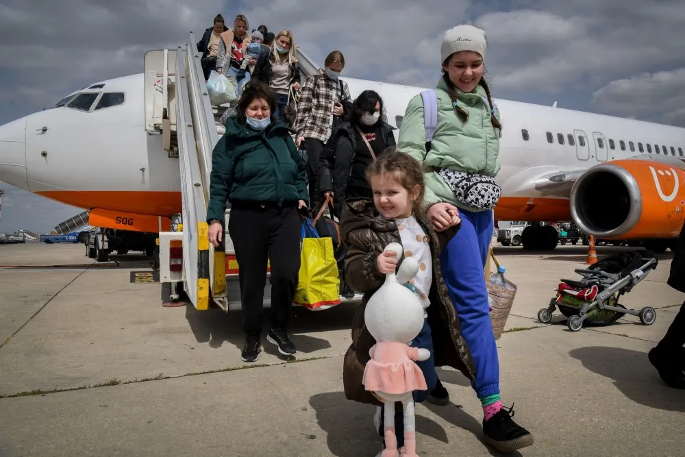 Inmigrantes ucranianos en Israel que huyeron de los combates en Ucrania llegan en un vuelo de rescate al aeropuerto Ben Gurion
