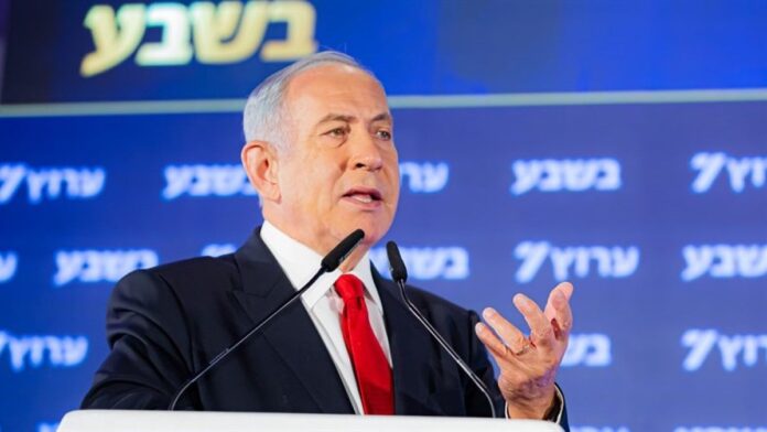 Las encuestas en boca de urna dan a Netanyahu al menos una mayoría de 61 escaños