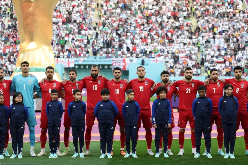 Los jugadores de la selección de Irán guardan silencio mientras suena el himno nacional (Foto: AFP)