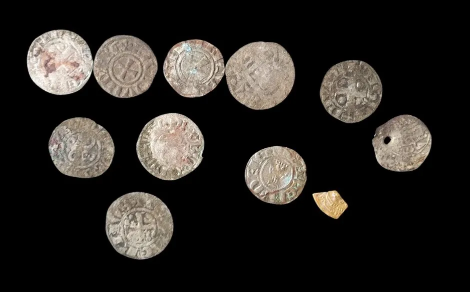 Parte de las monedas encontradas en la casa de Kiryat Shmona de un presunto ladrón, norte de Israel