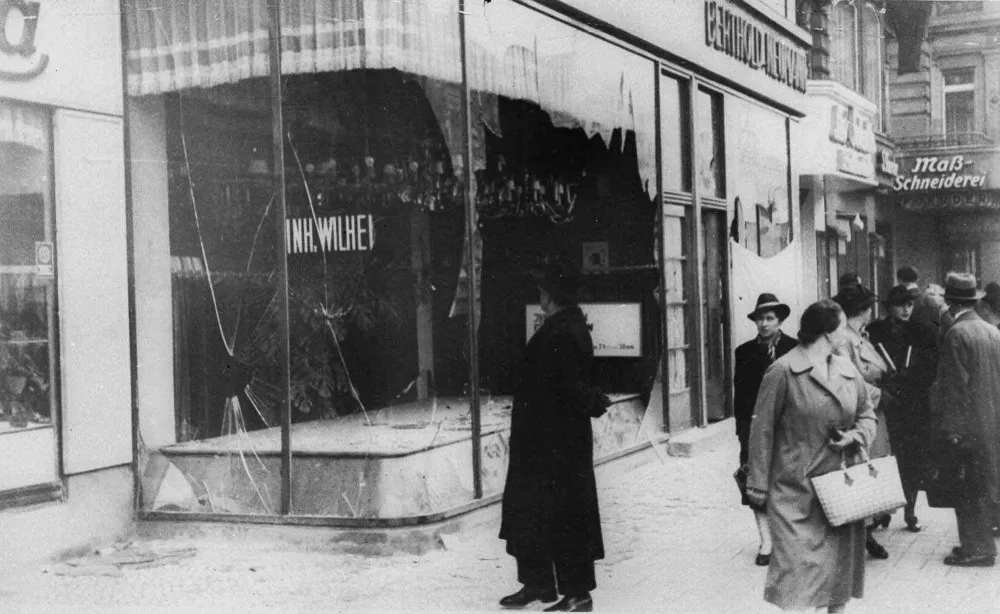 Un hombre observa los restos de una tienda judía en Berlín