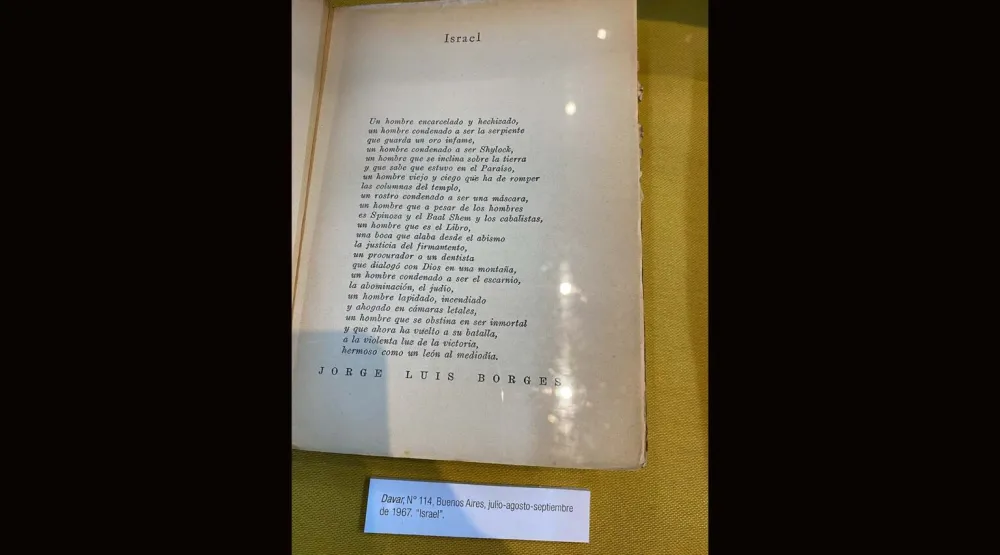 Un poema que Borges escribió en la revista Davar en 1967, titulado "Israel", es el centro de la exposición en Buenos Aires. (Juan Melamed)