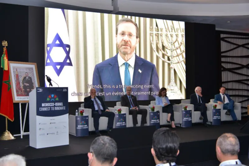 El Presidente Isaac Herzog se dirige a la audiencia en la conferencia Marruecos-Israel 'Conéctese para innovar' en Casablanca.
