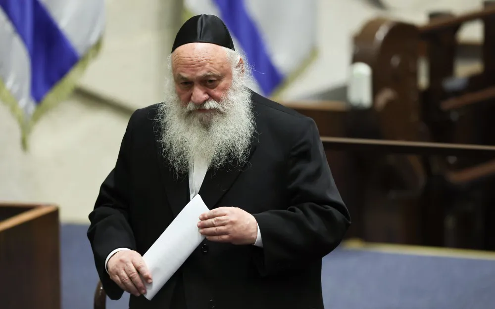 El jefe de UTJ, Yitzhak Goldknopf, durante un debate previo a la formación del gobierno número 37 de Israel.