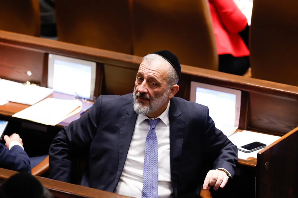 El líder del partido Shas, MK Aryeh Deri, visto durante una votación en la Knesset, en Jerusalén.