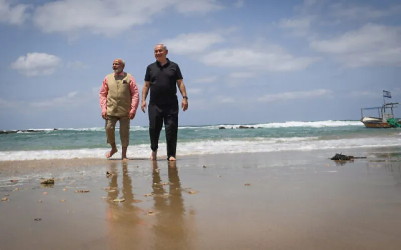 El primer ministro Benjamin Netanyahu, a la derecha, y su homólogo indio Narendra Modi visitan la planta de desalinización de agua en Olga Beach.