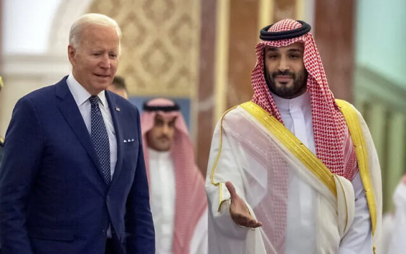 Archivo: En esta foto publicada por el Palacio Real de Arabia Saudita, el príncipe heredero de Arabia Saudita Mohammed bin Salman, a la derecha, da la bienvenida al presidente de los Estados Unidos, Joe Biden, al Palacio Al-Salam en Jeddah, Arabia Saudita, el 15 de julio de 2022.