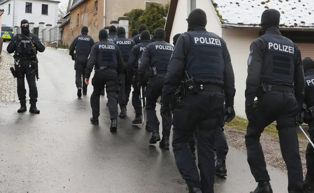 La policía realiza una redada contra presuntos miembros del grupo de extrema derecha Reichsbürger en Dusseldorf, Alemania.