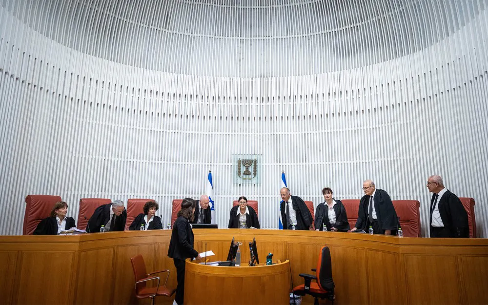 Los jueces de la Corte Suprema llegan para una audiencia en la Corte Suprema en Jerusalén.