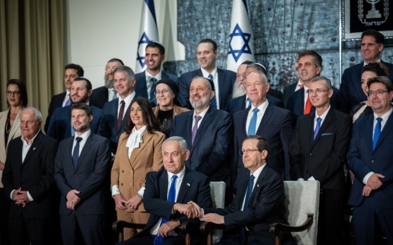 El presidente Isaac Herzog, abajo a la derecha, y el Primer Ministro Benjamin Netanyahu, a su izquierda, posan para una foto grupal del nuevo gobierno en la Residencia del Presidente en Jerusalén.