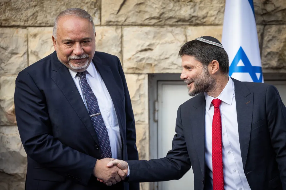 El gobierno presenta un plan económico de "emergencia" para reducir los aumentos de servicios públicos, gas e impuestos El ministro de Finanzas entrante, Bezalel Smotrich, a la derecha, con el ministro de finanzas saliente, Avigdor Lieberman, en la ceremonia oficial de entrega el 1 de enero de 2023.