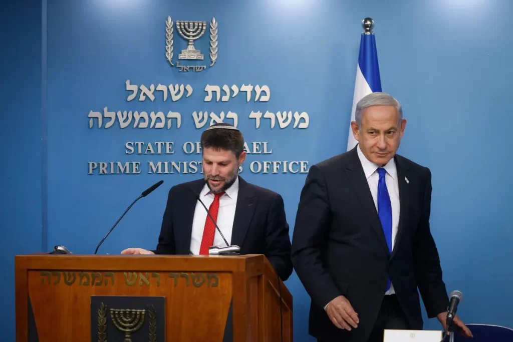 El gobierno presenta un plan económico de "emergencia" para reducir los aumentos de servicios públicos, gas e impuestos El primer Ministro Benjamin Netanyahu, a la derecha, da una conferencia de prensa con el Ministro de Finanzas, Bezalel Smotrich, en la oficina del Primer Ministro en Jerusalén.