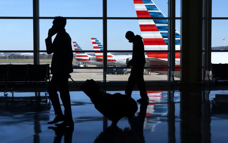 Los viajeros caminan hacia y desde sus aviones en el Aeropuerto Nacional Ronald Reagan de Washington.