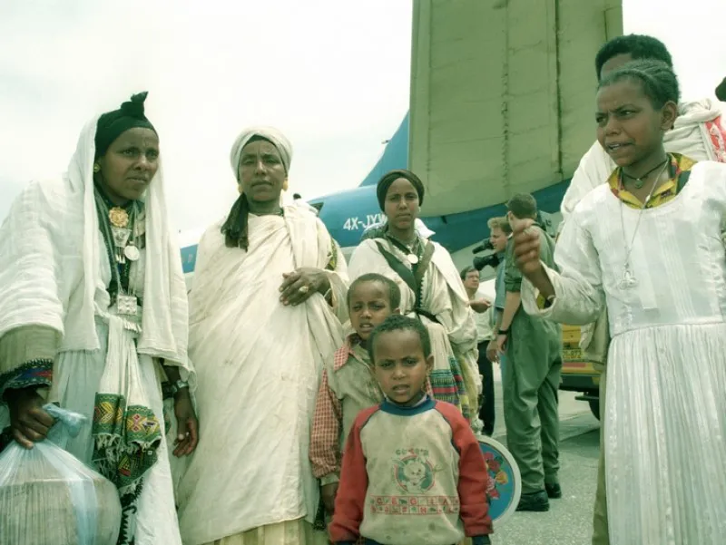 Nuevos inmigrantes de Etiopía poco después de desembarcar del avión como parte de la Operación Salomón, 25 de mayo de 1991. 