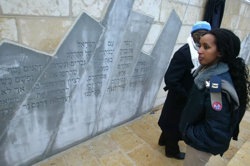 Los judíos etíopes se despojan de su imagen de espectadores de la historia y reivindican su saga del éxodo Un Oficial del ejército israelí judío etíope camina frente a un monumento a los judíos etíopes perdidos en su camino a Israel, en el Monte. Herzl en Jerusalén.