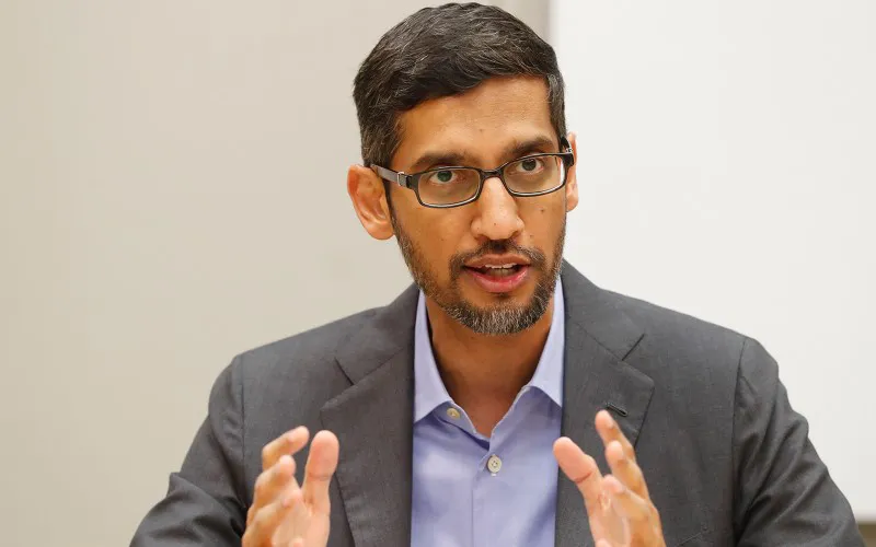 El CEO de Google, Sundar Pichai, habla durante una visita a El Centro College en Dallas, Texas.