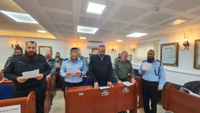 Miles de policías israelíes se detienen para un momento de oración