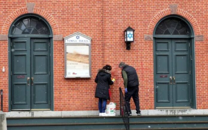 Sinagoga en la ciudad de New Hampshire vandalizada con una esvástica