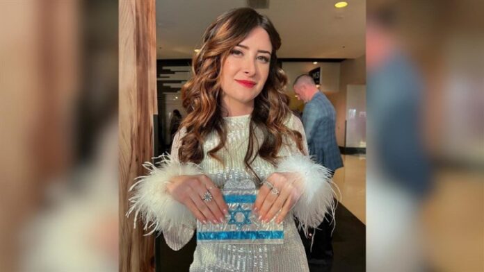 Una periodista de Fox News porta la bandera israelí en los Grammy