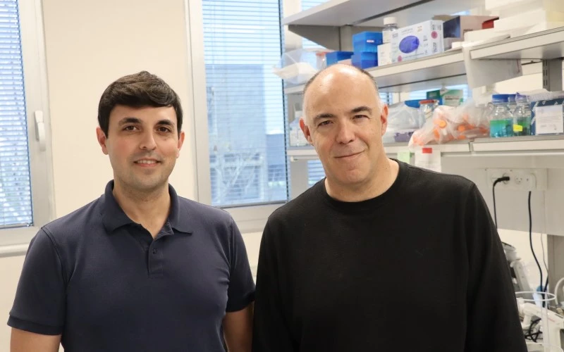 El Dr. Ed oK (izquierda) y el Prof. Dan Peer. (Cortesía de la Universidad de Tel Aviv)