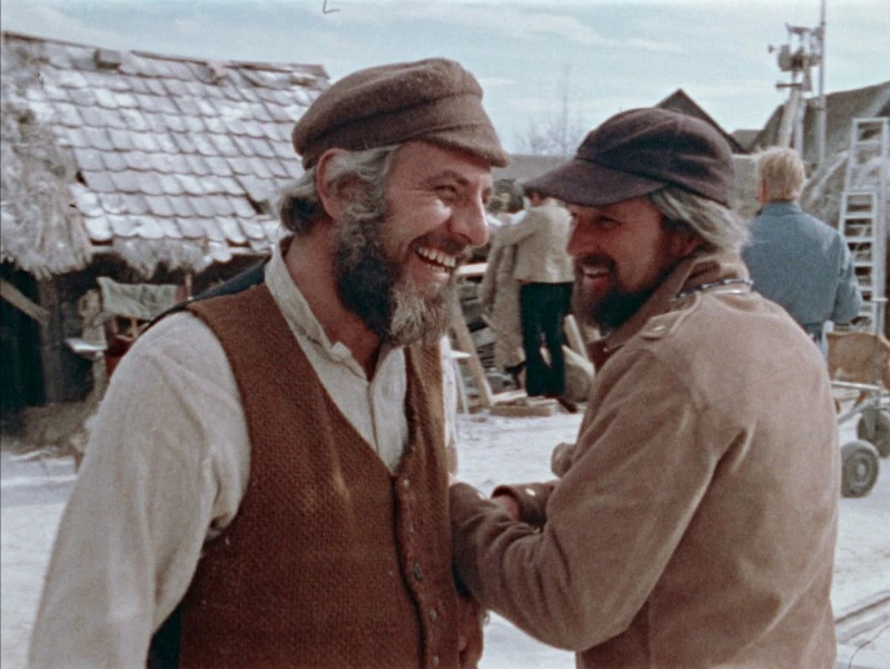 El director de Fiddler on the Roof, Norman Jewison (derecha), en el set en 1970 con Chaim Topol, quien interpretó a Tevye. 