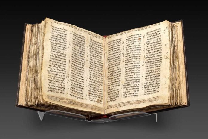 El manuscrito más antiguo y completo de la Biblia hebrea se expone por primera vez en Israel