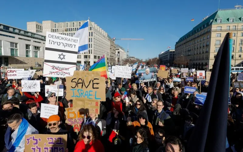 Manifestantes protestan frente a la Puerta de Brandenburgo en Berlín contra las políticas del Primer Ministro Benjamin Netanyahu durante su visita, el 16 de marzo de 2023.