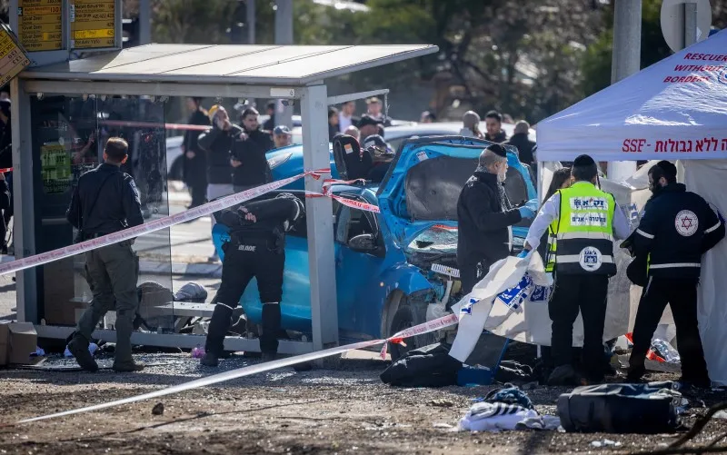 Médicos y policías en la escena de un ataque terrorista mortal con embestida de automóviles cerca de Ramot Junction en Jerusalén.