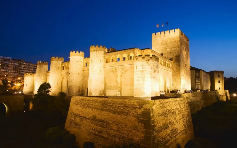 Una vista de un palacio del siglo XI en Zaragoza, España. La historia de Purim de Zaragoza se desarrolla en Zaragoza o Siracusa, Italia.