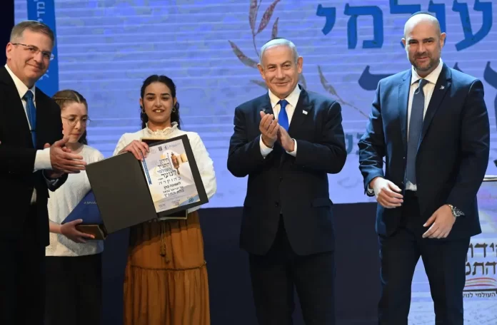 Adolescentes israelíes ganan el primer y segundo puesto en el concurso anual de Biblia