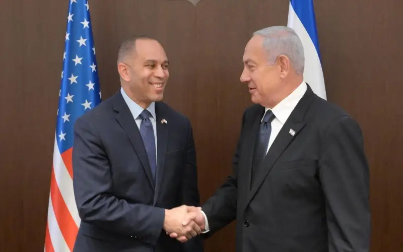 El Primer Ministro Benjamin Netanyahu se reúne con el líder de la Minoría de la Cámara de Representantes, Hakeem Jeffries, en Jerusalén