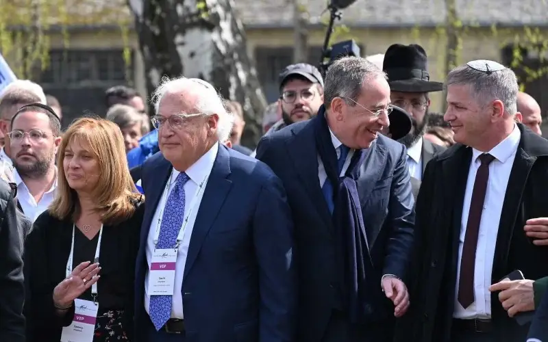 El actual Embajador de Estados Unidos en Israel, Tom Nides (segundo por la derecha), y el ex embajador de Estados Unidos, David Friedman (tercero por la derecha), encendieron conjuntamente una antorcha durante la Marcha de los Vivos en Auschwitz.