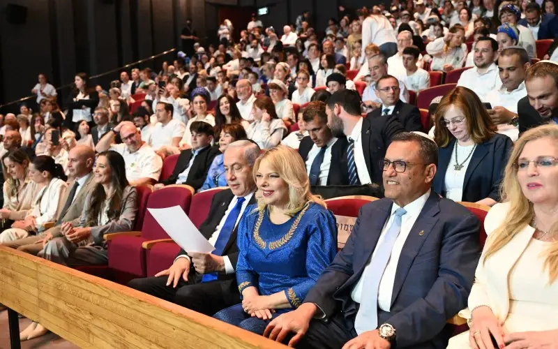 El primer ministro Benjamin Netanyahu junto a su esposa Sara y el alcalde de Jerusalén Moshe Lion en el Concurso Bíblico Internacional anual en Jerusalén.