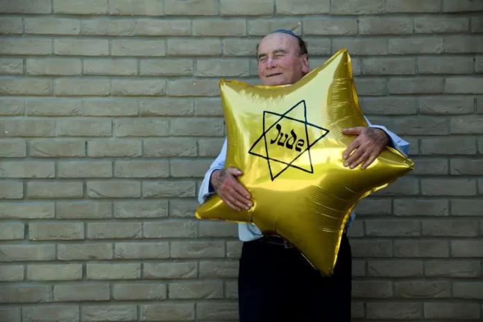 En la embajada de Alemania en Israel, los sobrevivientes del Holocausto recuperan sus historias a través de fotos