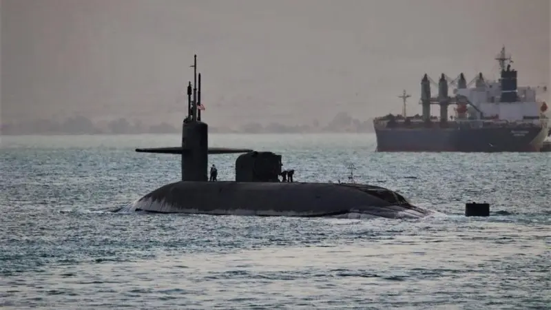 Esta foto publicada por la Marina de los Estados Unidos muestra el USS Florida, un submarino de misiles guiados capaz de transportar hasta 154 misiles Tomahawk. La Armada dijo que el submarino de propulsión nuclear, con base en Kings Bay, Georgia, pasó por el Canal de Suez.
