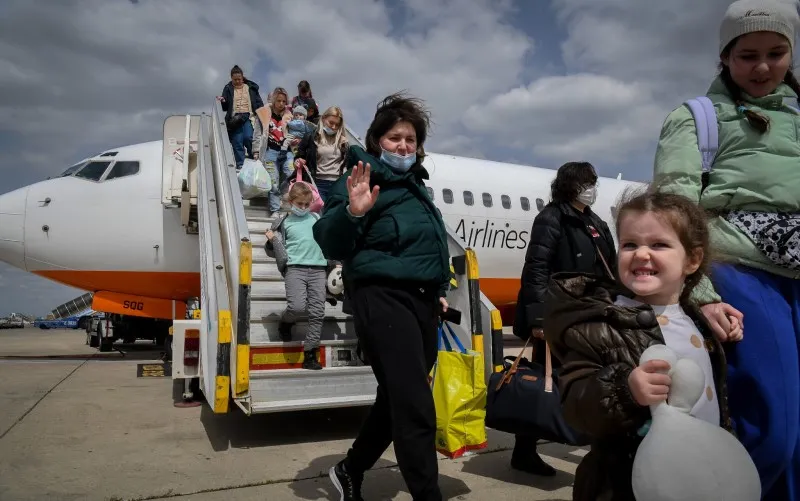 Judíos ucranianos que huyeron de zonas de guerra en Ucrania, llegando en un vuelo de rescate al aeropuerto Ben Gurion cerca de Tel Aviv.