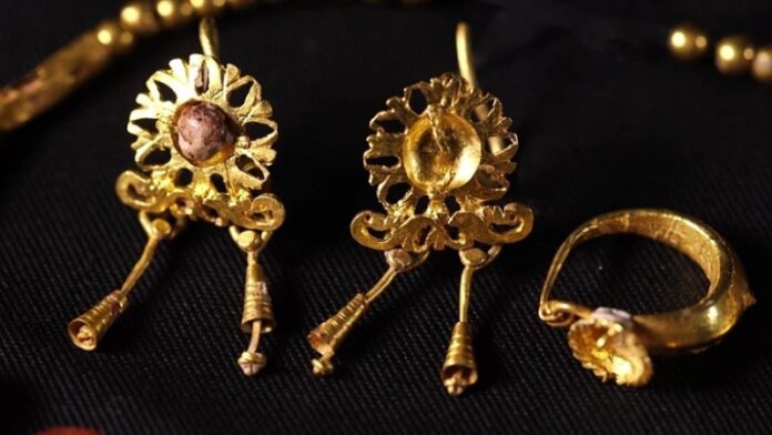 Reliquias de 1.800 años de antigüedad: Joyas de oro encontradas en una cueva funeraria de Jerusalén usadas contra el “mal de ojo”
