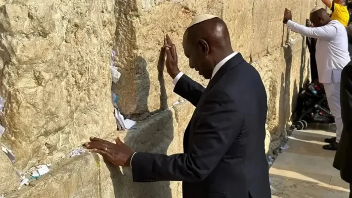 El presidente de Kenia visita el Muro de las Lamentaciones y hace un llamamiento a la paz y la unidad