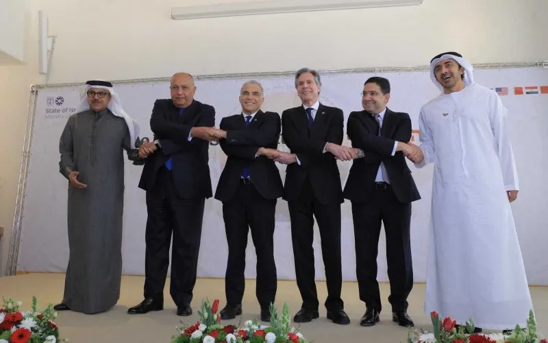 Los principales diplomáticos de Israel, Estados Unidos, Marruecos, Egipto, Bahrein y Emiratos Árabes Unidos se dan la mano durante una foto grupal en la Cumbre del Negev