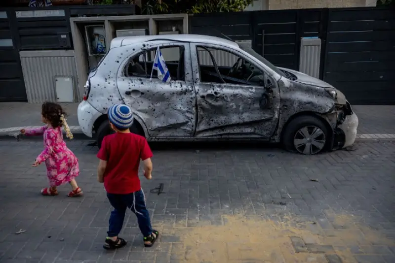 Un cohete disparado desde la Franja de Gaza hacia el sur de Israel dañó un automóvil en la ciudad de Sderot, en el sur de Israel.