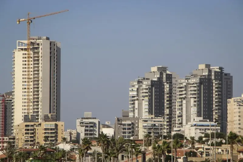 Una vista de los nuevos edificios de apartamentos de gran altura junto a casas pequeñas más antiguas, en la ciudad sureña israelí de Ashdod, el 2 de septiembre de 2019. (Gershon Elinson / Flash90)