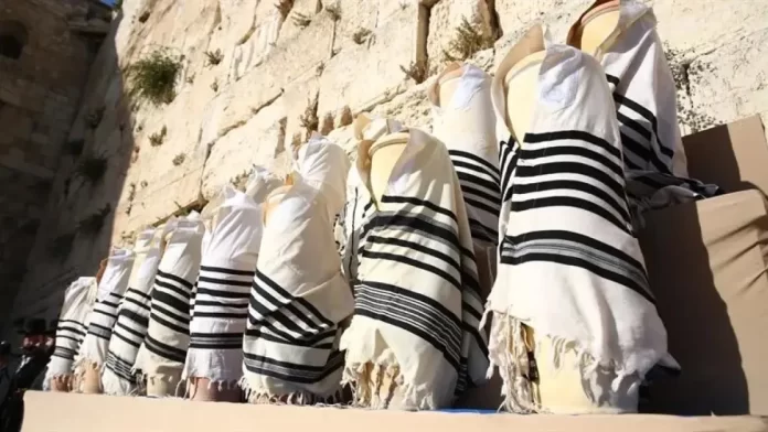 19 rollos de la Torá del Muro Occidental de Jerusalén son retirados del servicio