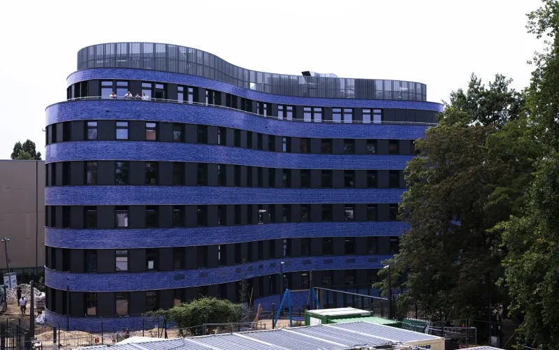 Azulejos azules revisten el edificio curvo del nuevo complejo educativo y cultural judío en Berlín, Alemania.