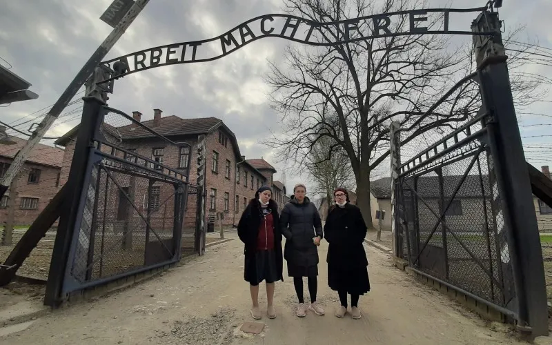 Chani Kopilowitz, Miriam Cohen y Yuti Neiman durante el rodaje en Auschwitz.
