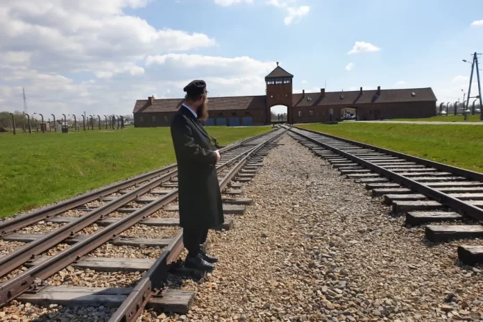Cineastas haredi llevan a israelíes a Auschwitz en una gira de realidad virtual