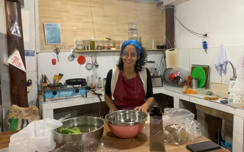 Con un amigo no israelí, Nitzan Levy abrió Masa Mamita, un pequeño café en Pisac. Los sábados, sirven hummus y ocasionalmente prepara jachnun, un plato tradicional judío yemení.