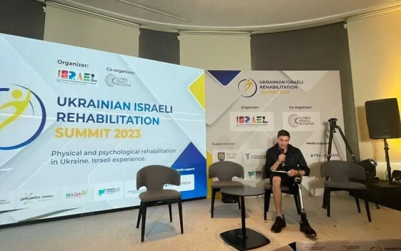 Oleg, un soldado ucraniano herido tratado en Israel, se dirige a los asistentes a la Cumbre de Rehabilitación Israelí Ucraniana en Kiev.