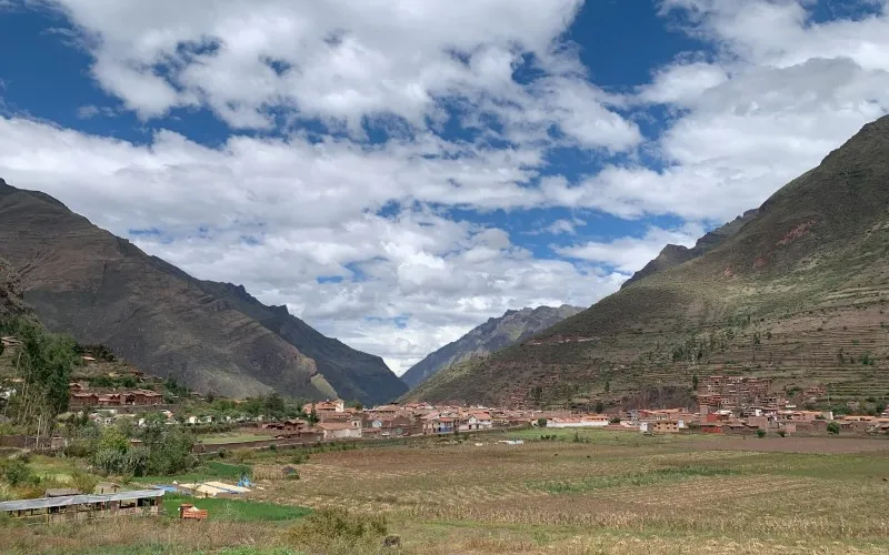 Pisac se encuentra en la cordillera de los Andes, a 20 millas de Cusco.