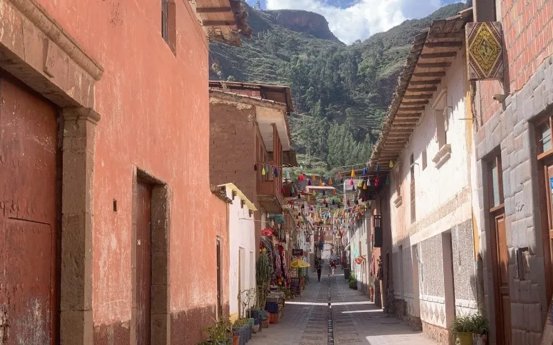 Vista de una calle en Pisac, Perú.