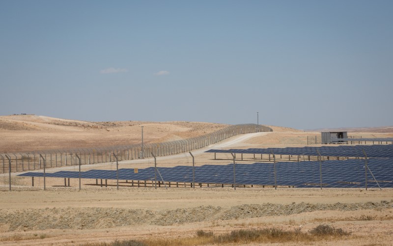 Vista de paneles solares instalados en el desierto de Negev.